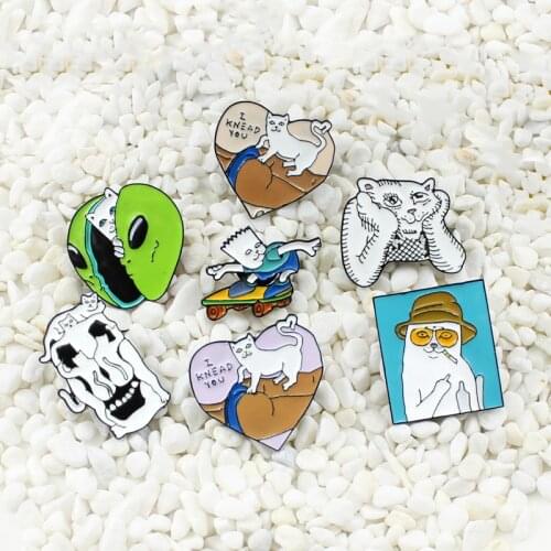 Cute cartoon personification Smoking thinking about skateboarding cat Heart-shaped alien hide and seek stitching cat brooch
