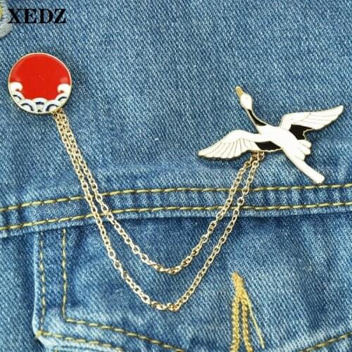 Metal chain moon and crane cute enamel pin cartoon animal fashion feather flying party party holiday jewelry gift for friends
