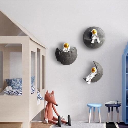 Nordic Creative 3D Astronaut and Moon Resin Sculpture Statues Hanging Figurine Onrmanet Home Office Wall Art Decoration
