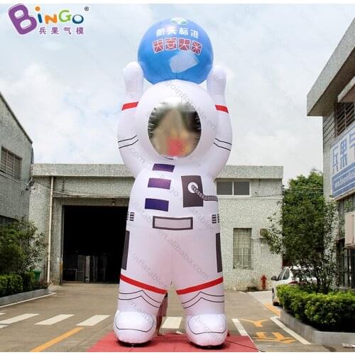 Customized big 5m/16feet Inflatable Spaceman/ Astronaut/pilot holding a ball for event advertising -inflatable toy