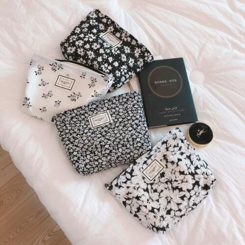 Fashion Womens Beautifully Cosmetic Bag Black and White Floral Bubble Cotton Handbag Gentle,simple and Versatile Travel Storage