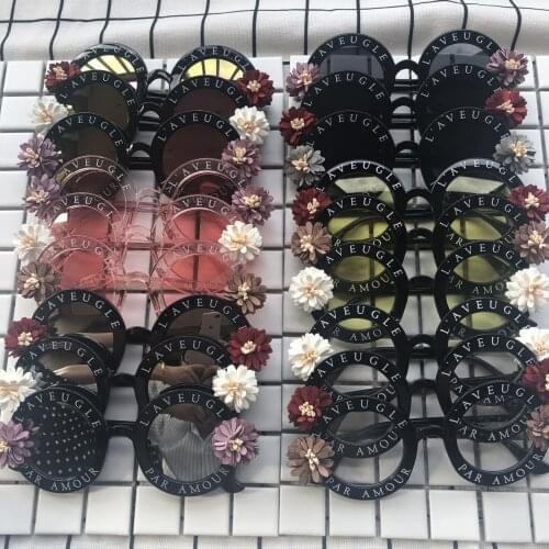 Design Summer Sunglasses Women Sweet Flower with Rhinestone Round Sun Glasses Vintage Retro Glasses for Beach Ladies Shades