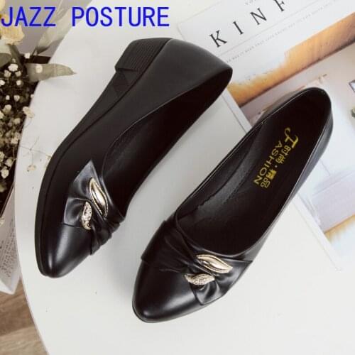 2021 new autumn low-heel shoes ladies thick-soled metal decoration solid color loafers ladies casual shoes mother shoes w243