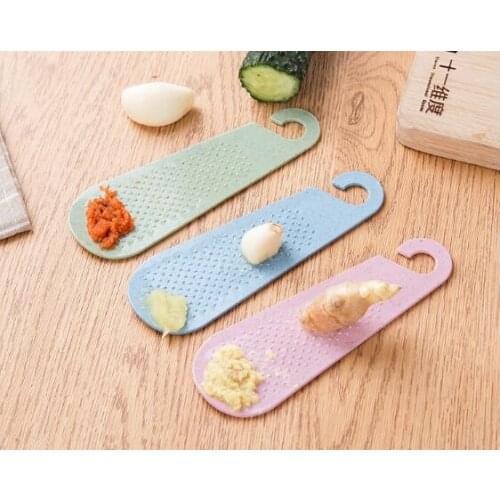 1PC Wheat Straw Twist Board Portable Practical Kitchen Utility Gadgets Accessories Food Grinder Mills Garlic Presses ENX 017