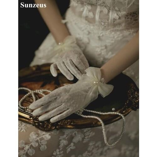 Winter Lace Wedding Gloves Short Full Finger Pearls Wrist Length Gloves Women Party Accessories guantes de encaje A07