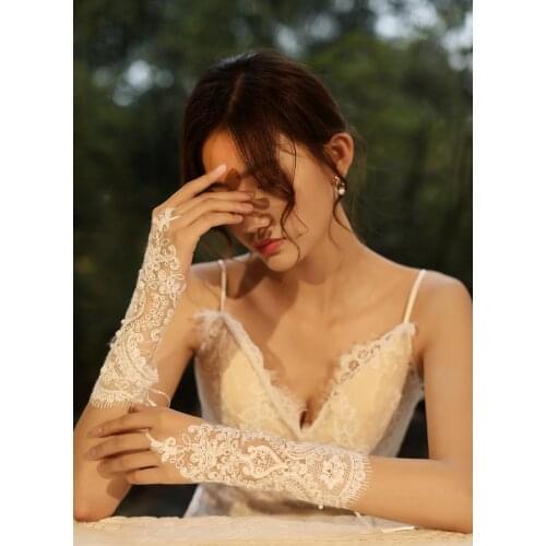 2021 White Woman Lace Wedding Gloves Elbow Length Long Lace Appliqued Pearls Bridal Wedding Gloves Fingerless