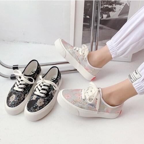 Canvas Shoes for Female Chic Sneakers Chinese Style Embroidered Flower Students Leisure Shoes Women Flats Lace Up Size 35-40