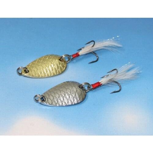 2 Pieces Metal Pineapple Spoon Bait with Feather Tail Bass Trout Fishing Spoon Lure Spinner Bait 9g