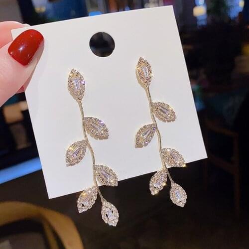 Shiny Rhinestone Leaves Temperament Earrings for Women Girls Gold Color Metal Leaf Long Drop Dangle Earrings Wedding Jewellery
