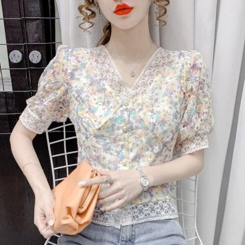 Short-sleeved floral shirt womens summer new lace stitching French puff sleeve western style v-neck slim all-match blouse