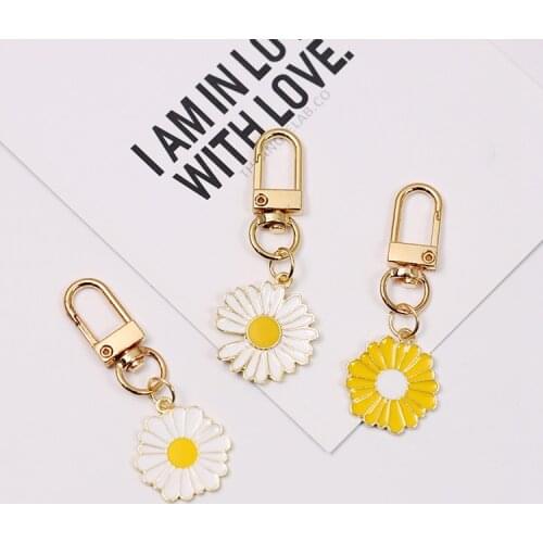 2021 Creative Daisy Flower Gold Color Cute Keychain For Women Key Chains Ring Car Bag Pendent Airpods Accessories D425