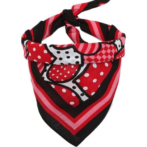 2021 Cute Heart Shape Printing Soft Skin-friendly Saliva Towel Square Bib Unique Checkered Design Scarf Pet Feeding Supplies