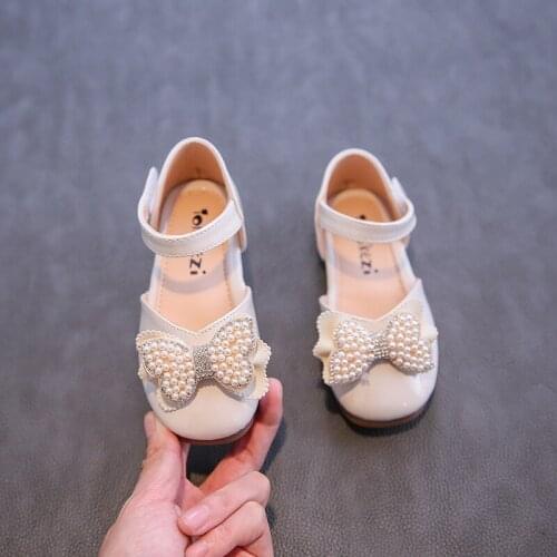 2021 Girls Fashion Soft Sole Princess Shoes Pearl Bowknot Spring And Summer Girls Treasure Performance Flat Sandals Garden Shoes