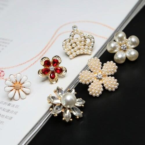 Fashion Flower Crown Anti-light V Neckline Small Brooch Button Pearl Jewelry Scarf Buckle Cute Shirt Collar Pins for Backpacks