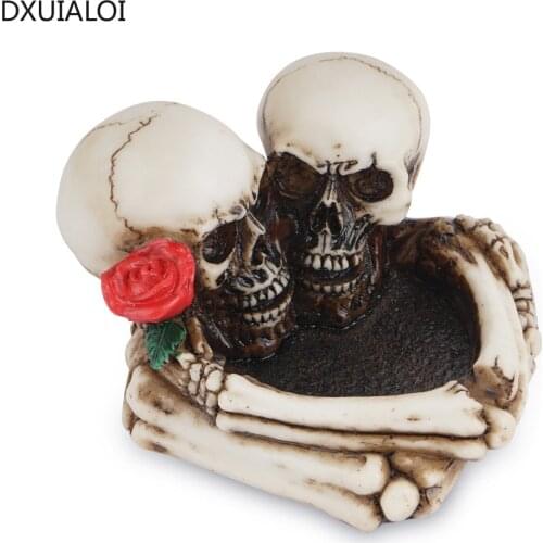 Halloween skull ornament Skull ashtray skull couple hug cigarette holder cylinder Creative ashtray