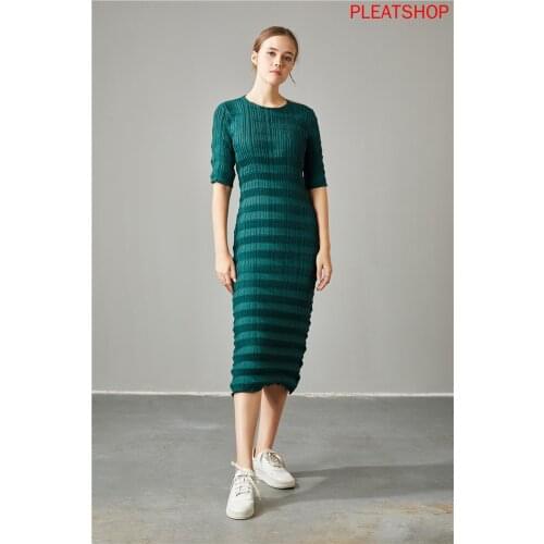 Spring New Style Slim Fit Slimming Elegant Ridge Design Pleated Crew Neck Dress Women 's Solid Color Mid -length One- step dress