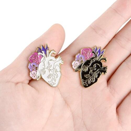 Nuovo smalto spilla braccio serpente cuore fiore distintivo nero bianco spilla k gioielli regalo ciondolo jeans