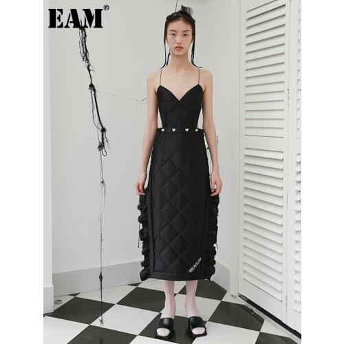 [EAM] Women Black Irregular Argyle Spaghetti Strap Dress New V-collar Sleeveless Loose Fit Fashion Autumn Winter 2021 1DD2170