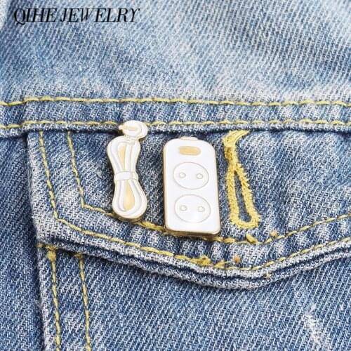 Plug-in Board n Wire Enamel Pins Couple Brooches for Women Men Boy Girl Backpack Hat Lapel Badge Fashion Jewelry Gifts