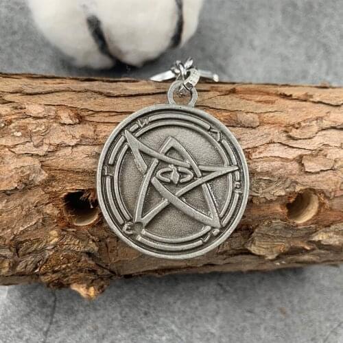 1pcs Iron Phillips Lovecraft Cthulhu Mythos Keychain Vintage Bronze Keychain Through The Doors of The Key Pendant Necklace Gifts