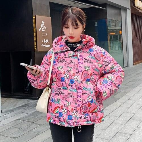 Winter New Streetwear Camouflage Graffiti Print Short Cotton Coat Bread Padded Hooded Outwear Oversize Loose Jacket JD1677