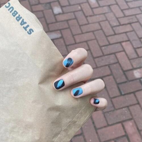 Abstract style Matte blue and black hit pure color with graffiti pattern false nails short fake nails lady full nail tips