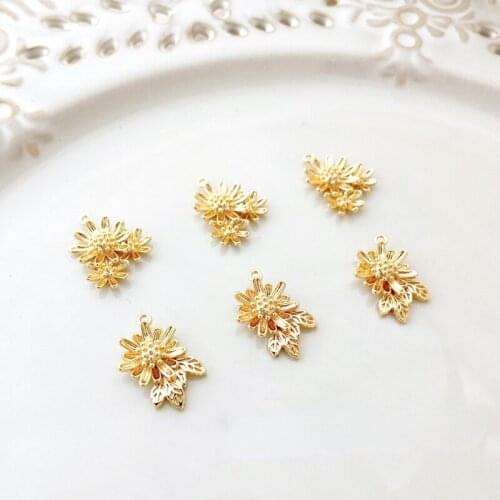 Gold-coated high-quality flower daisy pendant jewelry DIY earring material bracelet necklace pendant