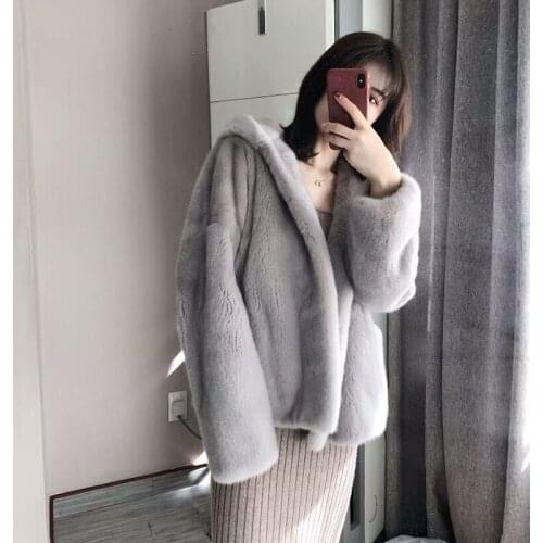 The new girls wear hats and faux fur imitation mink coats with heavy, warm and luxurious imitation mink coats