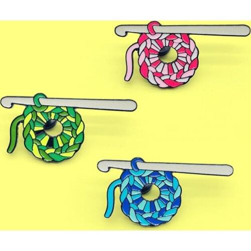Colored knitting sweater ball Enamel Pin fashion Creative Crochet ball Lapel Brooch Mother woman Weaver Jewelry gift badge