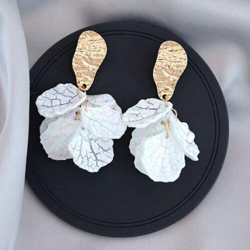 Korean White Acrylic Flower Petal Drop Earrings For Women Fashion Statement Shell Flower Trend Gold Pendant Earring Jewellery