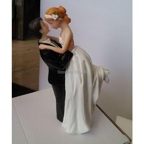 2pcs/LOT Funny Resin Hugging Bride and Groom Figurines Cake Topper Wedding