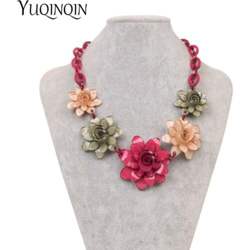 Acrylic Fashion Necklaces For Women 2020 Statement Flowers Pendants Chain Necklace Wholesale Colorful Resin Necklace for Girls