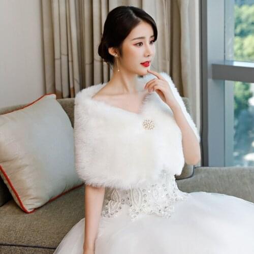 Women Bride 1920s Fuzzy Plush Shawl Wrap Stole with Imitation Pearl Buckle Winter Warm Cover Up Wedding Cape Shrug Scarf