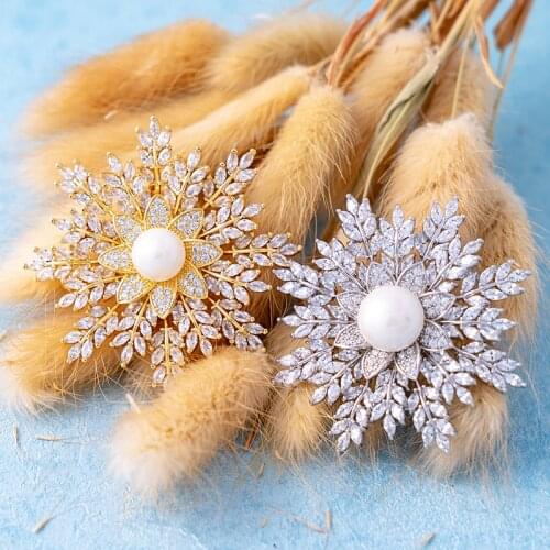 Luxury Snowflake Brooch Gold Flower Zirconia Jewelry Pearl Pins For Women Winter Theme Accessories Wedding Coat Scarf Hat Gifts