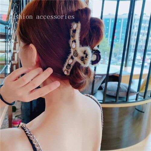 Korean version of plush simple temperament grasping the back of the head hair grasping female large hairpin hair accessories