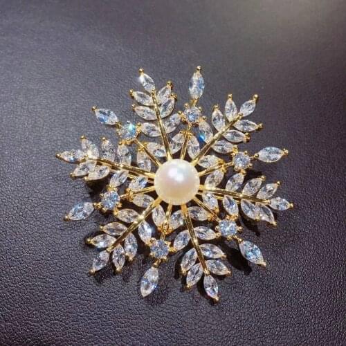 Women Jewelry New Fashion Vintage Fashion Brooch Pin Crystal Winter Snow Theme Christmas Snowflake Brooches