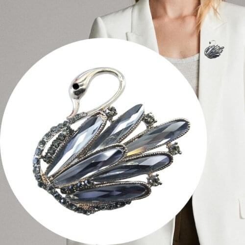 2021 new Korean crystal clothing personality all-match retro pearl swan brooch brooch high-end clothing accessories