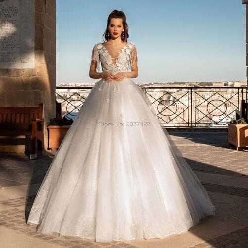 Wedding Dresses Scoop Sleeveless Vestido De Noiva Lace Appliques Button Illusion Bridal Wedding Gowns Court Train