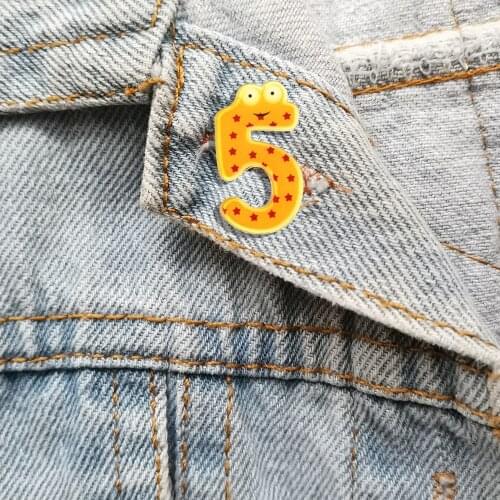 Cute Acrylic Brooch Cartoon Fog Arabic Numerals 5 Lapel Pins For Women Shirt Coat Accessories Scarf Buckle Jewelry Gift