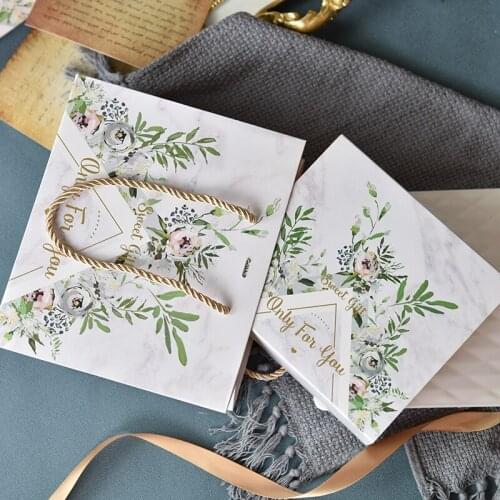 10pcs box and bag Candy Boxes Gift Bag Wedding Gift Box Favors Guests Packaging Gifts Boxes Christmas Party Gift Decor