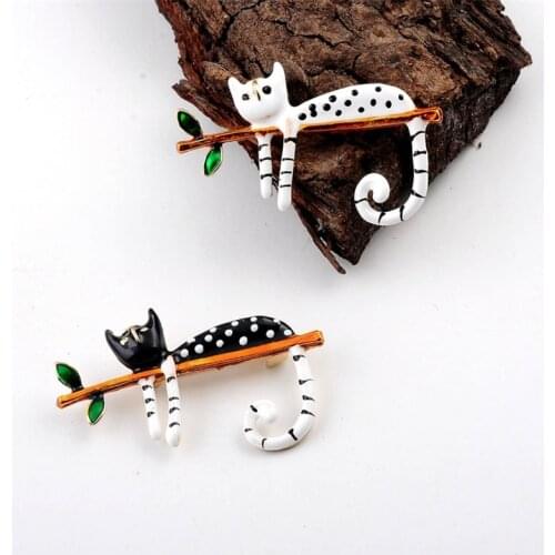 Lazy Cat Sitting On The Tree Enamel Brooches For Women And Men Bouquet Pin 2019 New Fashion Jewelry