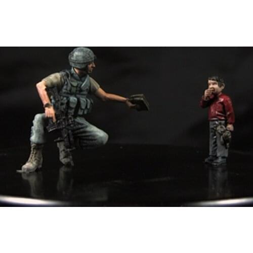 1/35 Resin Model figure GK Soldier US Soldier with Kid Military theme Unassembled and unpainted kit