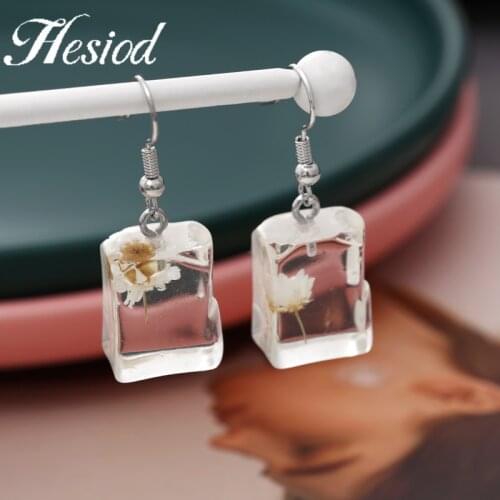 1 Pairs Rectangular Epoxy White Dried Flowers Earrings Hesiod New Fashion Gold Plated Suitable for Girls Or Ladies Gifts
