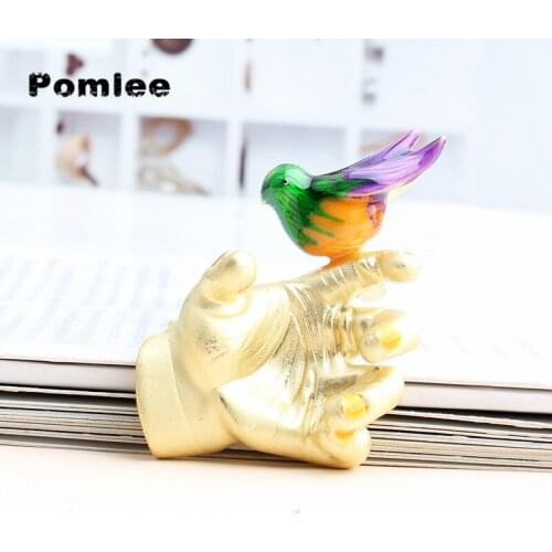 Pomlee Colorful Bird Sitting the Hand Brooches Women Men Original Design Instresting Animal Party Ofiice Casual Brooch Pins