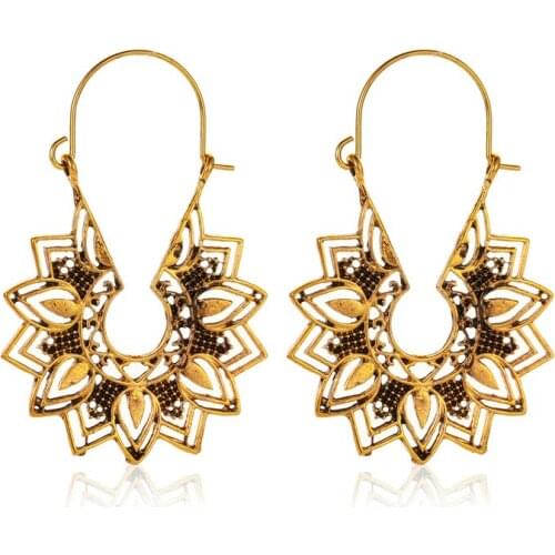 New Earrings Hollow Retro Carved Earrings Bohemian Ethnic Style Metal Fan-Shaped Earrings Female Jewelry Gift
