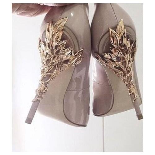 2018 Concise Style Women Fashion Patent Leather Pumps Metal Flowers High Heel Ladies Sexy Wedding Shoes Elegant Party Stiletto