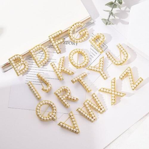 Fashion Korean Pearl 26 English Letter Brooches Pins Metal Gold Color Sweater Suit Badge Brooch Jewelry Accessories for Women