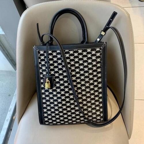 Fashion retro light and versatile one-shoulder hand carry large capacity commuter casual tote bag