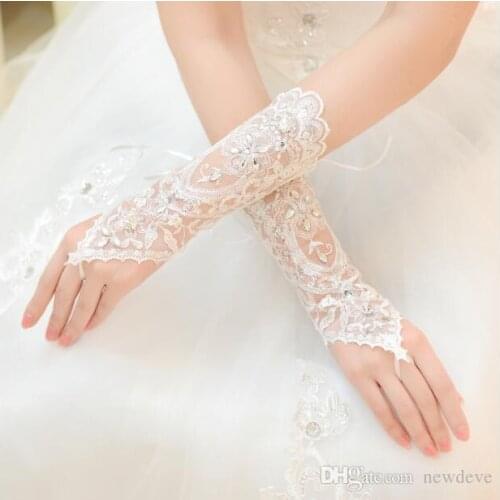 2021 Lace Bridal Gloves Romantic Style Beads Appliques Fingerless Wedding Gloves for girls bridal bridesmaid accessories