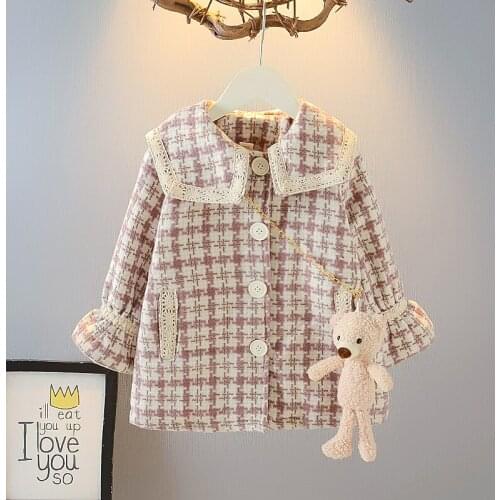 Plaid tops are fashionable in autumn and winter